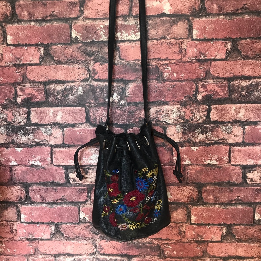 Steve Madden Black Leather BucketBag w/ Embroidery
